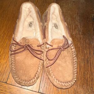 UGG Slipper Size 6 Sheepskin Lined Casual Comfort